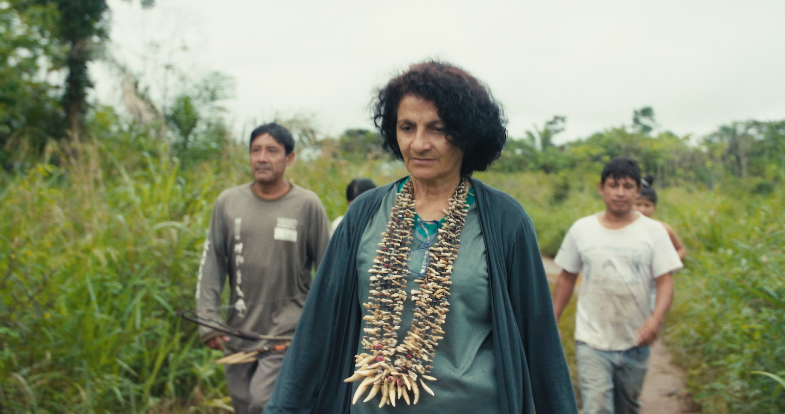 A picture of neidinha and others walking down a field.